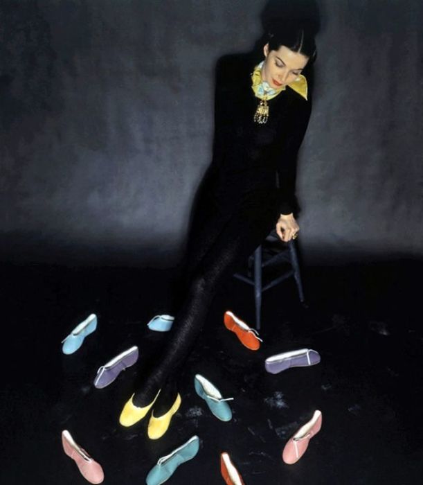 Снимок модели с балетными тапочками различных цветов, сделанный модным фотографом Джоном Ролингсом (John Rawlings).