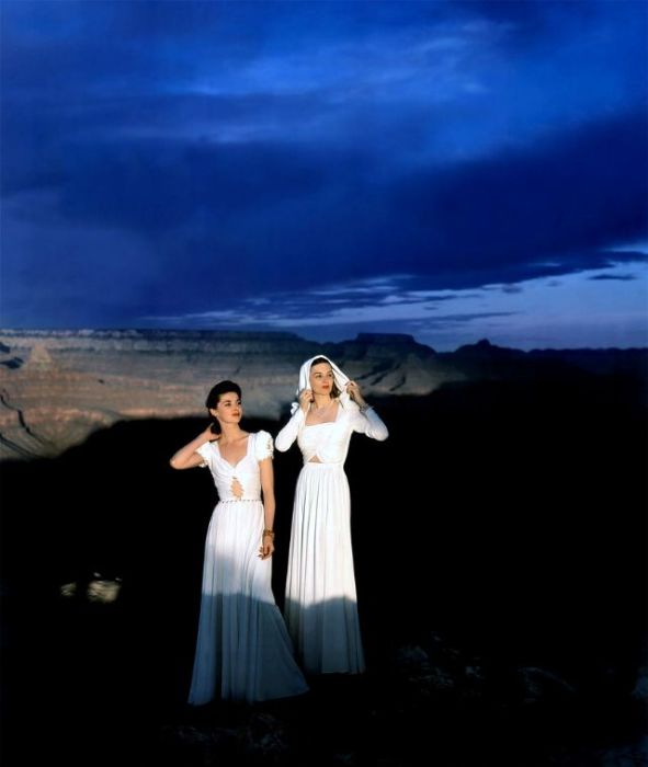 Девушки в длинных платьях с фигурными вырезами позируют в Гранд-Каньоне для страниц журнала «Vogue».