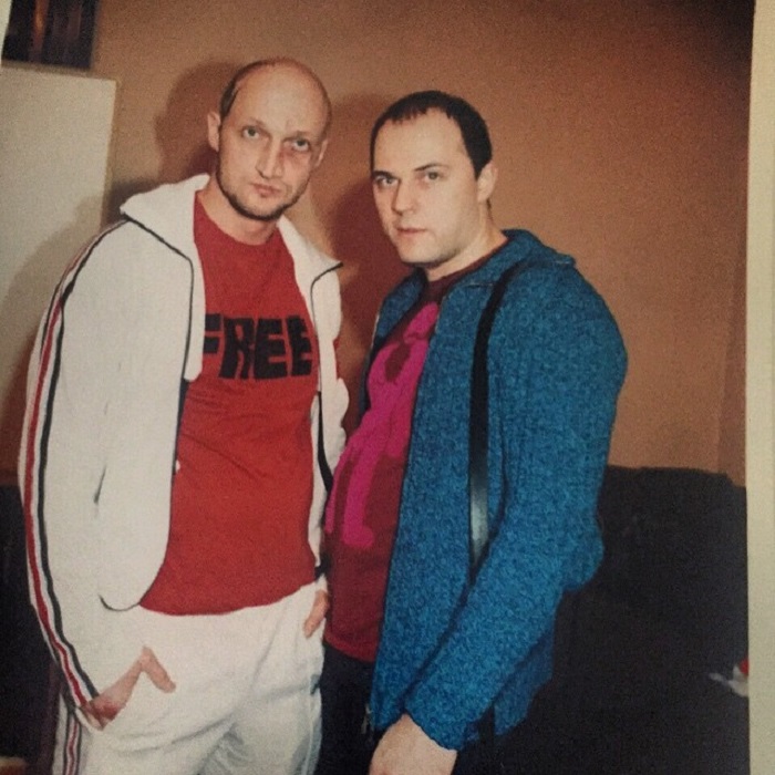 В 1990-х Куценко – «четкий парень» со всеми соответствующими признаками, такими как спортивный костюм и «фингал» под глазом.