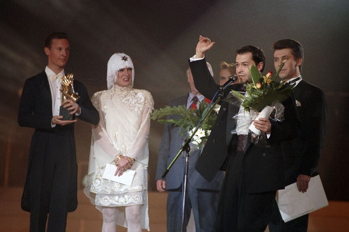 26-летний Бондарчук у микрофона на церемонии вручения музыкальных премий "Овация-93".