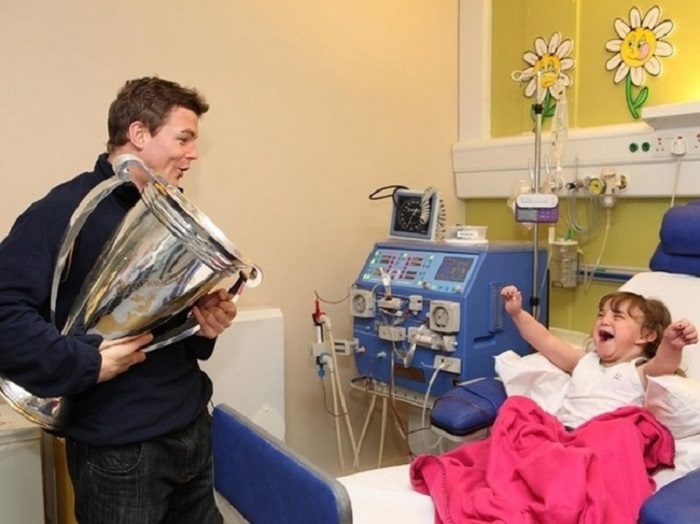 Ирландский игрок в регби Брайан О’Дрискол делится своей победой с самыми преданными фанатами – детьми в госпитале.