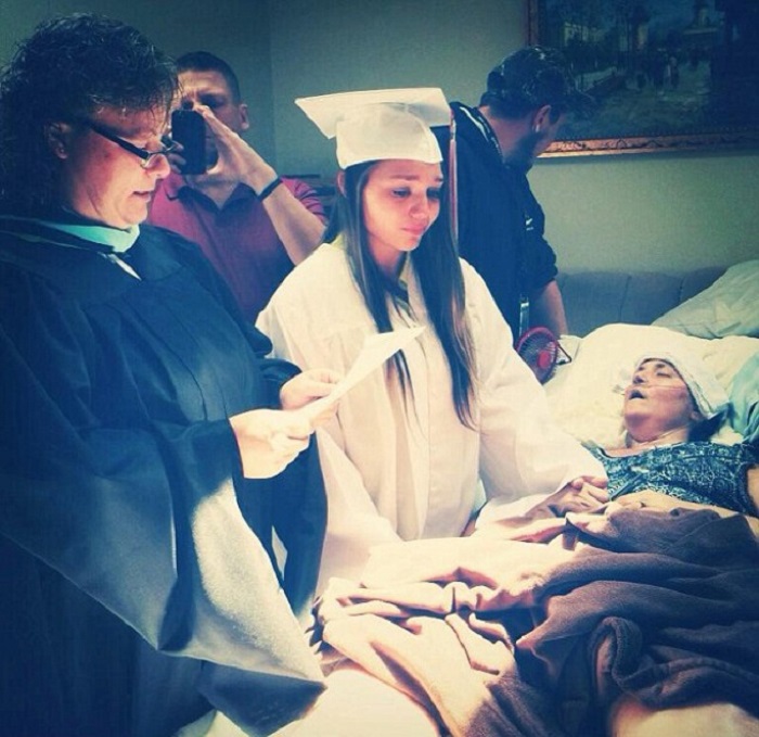 Девушка получает диплом о высшем образовании у постели своей неизлечимо больной матери.