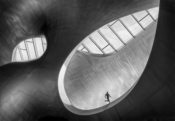 1-е место присуждено нидерландскому фотографу Марселю ван Балкену (Marcel van Balken) за снимок бегущего человека на Центральном вокзале в Арнеме.