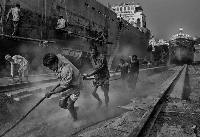 Итальянский фотограф Мауро Де Беттио (Mauro De Bettio) награжден поощрительной премией за кадр с рабочими в трущобном районе Бангладеш.
