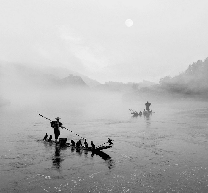 Поощрительной премией конкурса награжден китайский фотограф Девэй Йе (Dewei Ye), запечатлевший рыбаков ранним утром.