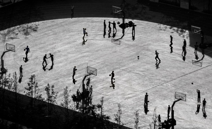 Китайский фотограф Сюэчжун Дуань (Xuezhong Duan) получил поощрительную премию конкурса за монохромный снимок освещенной солнцем баскетбольной площадки.