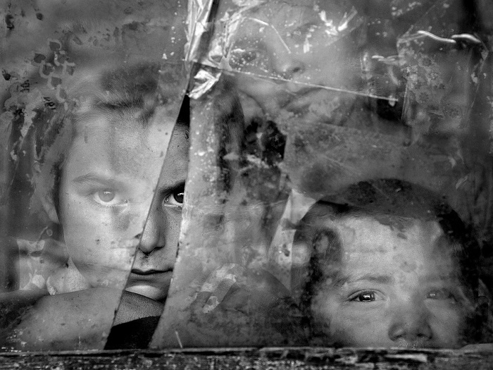 Венгерский фотограф Иштван Керекс (Istvan Kerekes) награжден поощрительной премией за снимок детей, смотрящих через окно с разбитым стеклом.