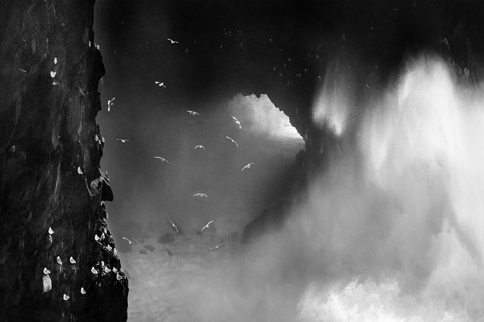 Почетного упоминания удостоился снимок швейцарского фотографа Ромена Торная (Romain Tornay) с вздымающимися волнами на побережье Исландии.