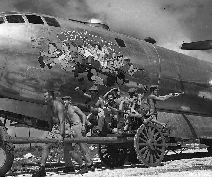Экипаж бомбардировщика B-29 Superfortress фотографируются на «Повозке Уодди», 24 ноября 1944.