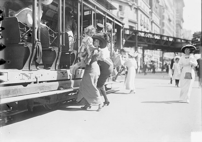 Мама помогает сыну спрыгнуть с уличного трамвайчика на Бродвее, Нью-Йорк, 1913 год.
