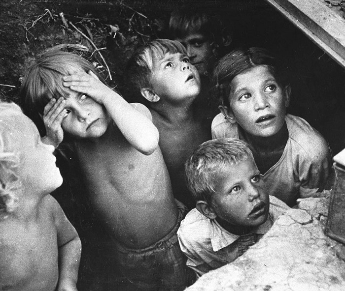 Дети, наблюдающие, как бомбят район в Минске в рамках операции «Барбаросса», Беларусь 1941 год.