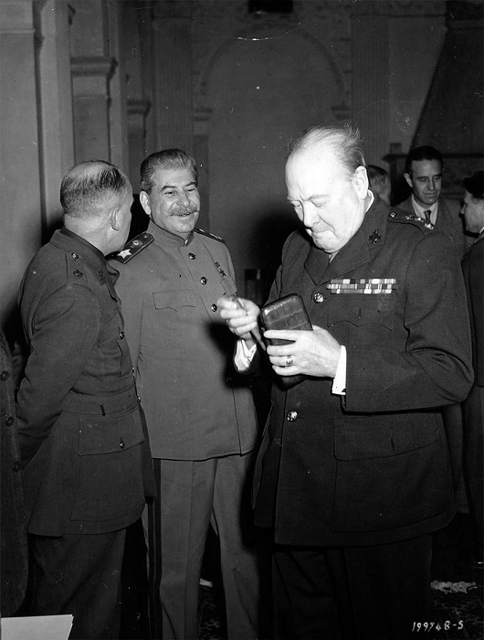 Сталин и Черчиль на Ялтинской конференции 1945 года.