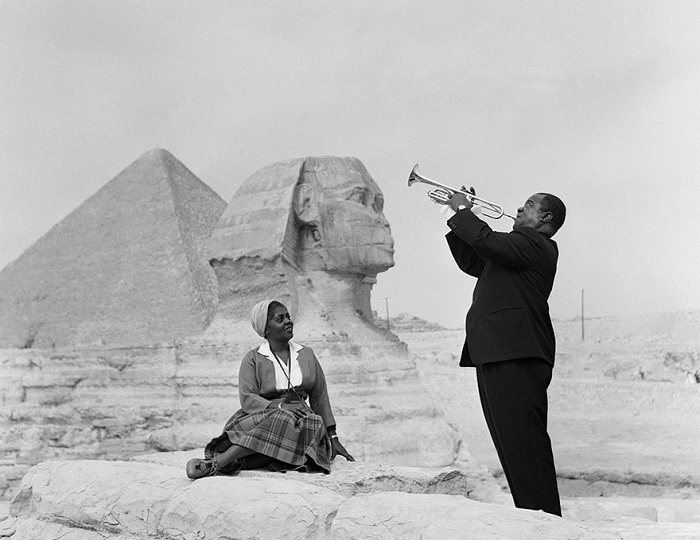 Луи Армстронг исполняет серенаду своей жене Люсиль, Каир, Египет, 28 января 1961 года.