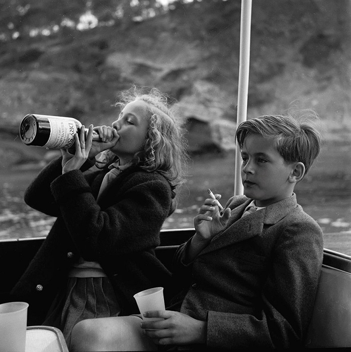 Курящий мальчик и пьющая девочка, 1955 год.