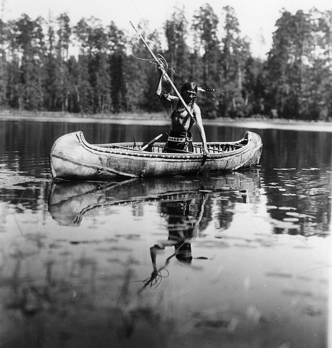 Индейцы оджибве, занимающиеся подводной охотой, Миннесота, 1908 год.