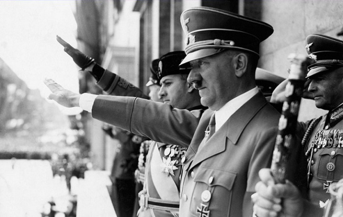 Адольф Гитлер с Муссолини, на митинге в 1930 году.