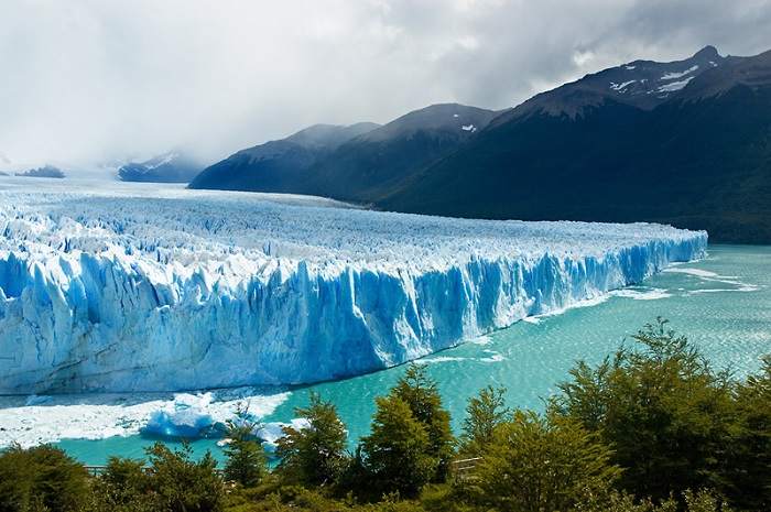 Перито-Морено - один из ледников, которые сползают на аргентинскую сторону с Южного Патагонского ледового плато.