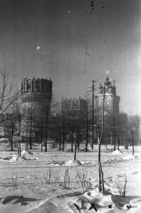 Живописный старинный храмовый комплекс, расположенный в исторической части Москвы, 1941 год.