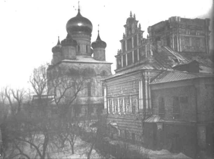 Стоявший на краю города, Симонов монастырь неоднократно служил «щитом Москвы против врагов», 1926 год.