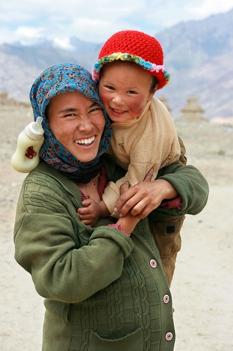 Сияющие улыбки матери и ребенка.
