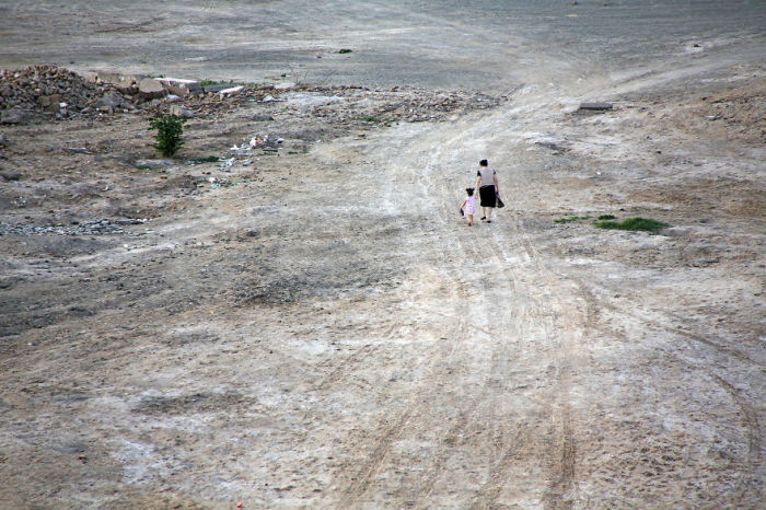 Девочка прогуливается с мамой по старому городу Хиве, расположенному вдоль Шелкового пути.