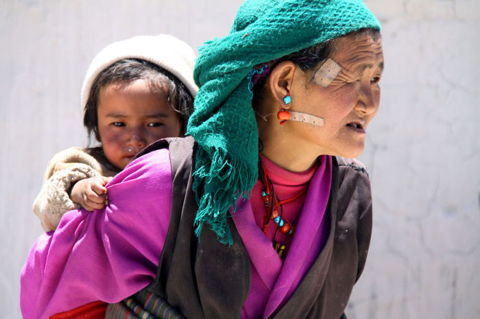 Коренные тибетцы, которые проживают в суровых условиях Тибетского нагорья.