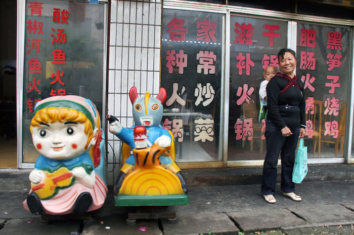 Мамочка с ребенком, встреченные фотографом возле одного из многочисленных китайских кафе.