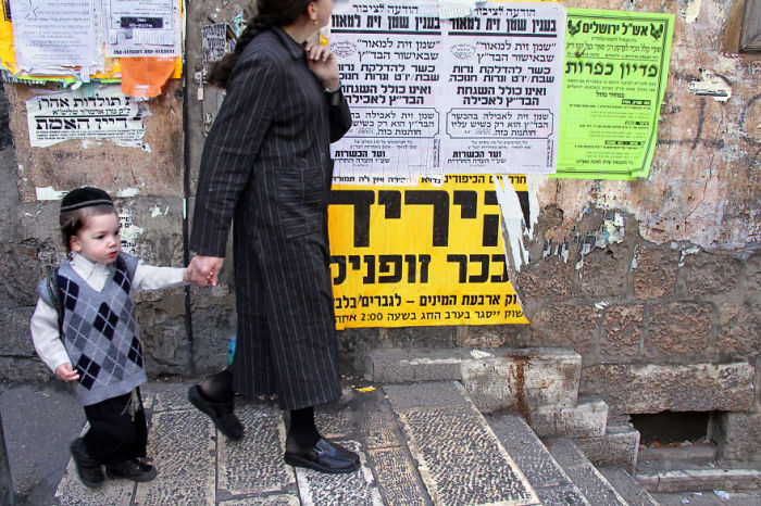 Мать с ребенком, встреченные фотографом в районе Меа Шеарим, где проживают ультраортодоксальные евреи.