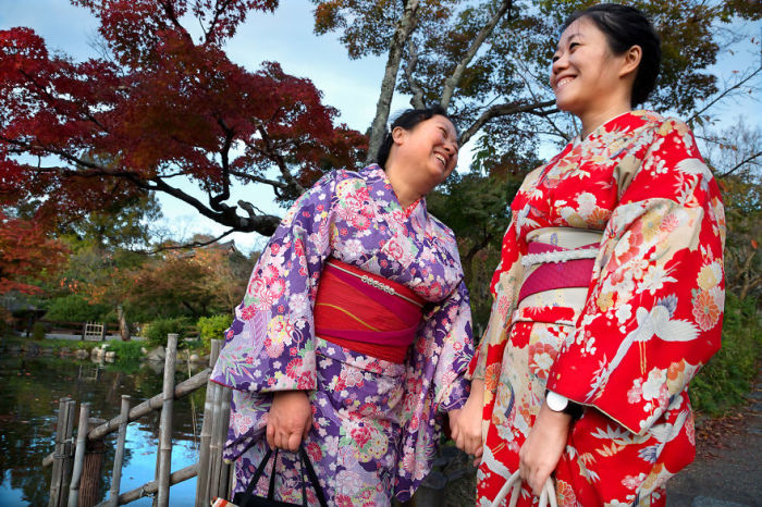 Дочка и мама в традиционных нарядах повстречались фотографу в парке Маруяма.