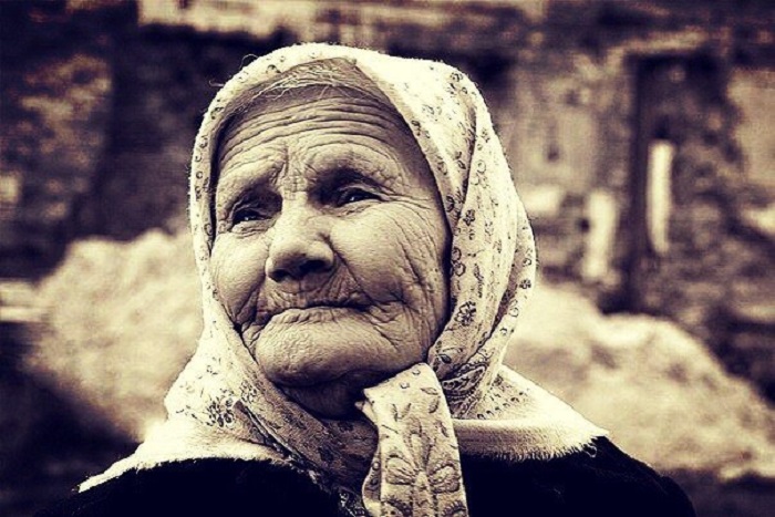 Мама - это женщина, которая дала вам жизнь, воспитала вас, и только с годами у неё прибавляются морщинки. | Фото: playcast.ru.