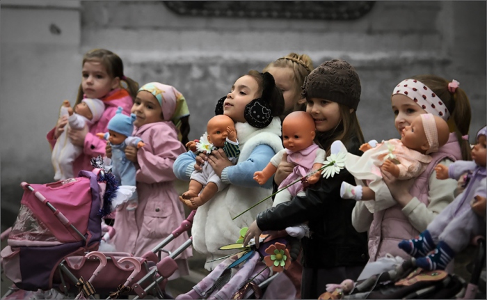 Девочки в детском садике играют во всем известную игру на свете дочки-матери.| Фото: lifeisphoto.ru.