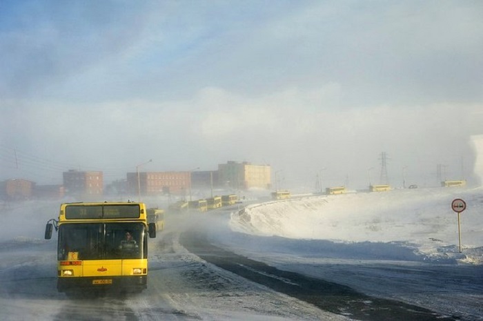 Для перевозки сотрудников «Норникеля» во время сильных ветров формируют автобусные колонны.
