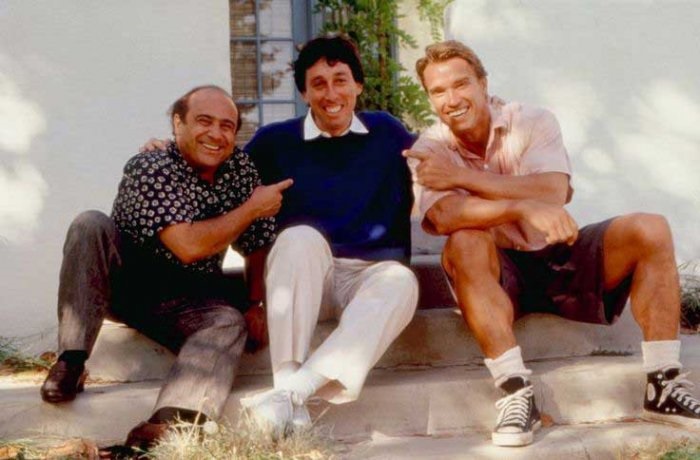 Исполнители главных ролей Дэнни Де Вито и Арнольд Шварценеггер фотографируются с режиссером фильма Айвеном Райтманом.