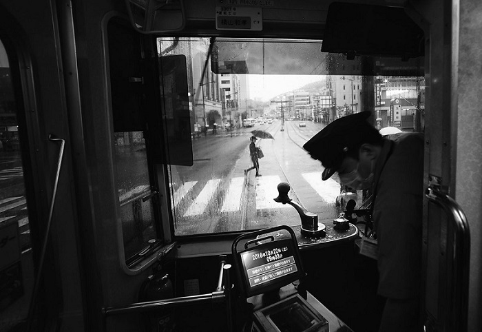 Вид на тихую главную улицу из окна трамвая в Нагасаки, Япония. Автор фотографии: Хиро Курашина (Hiro Kurashina).