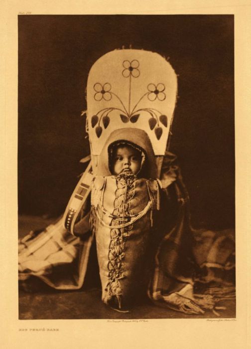 Младенец в традиционном индейском слинге.