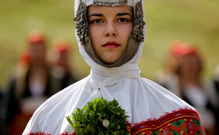 Болгарская девушка в традиционном свадебном платье.