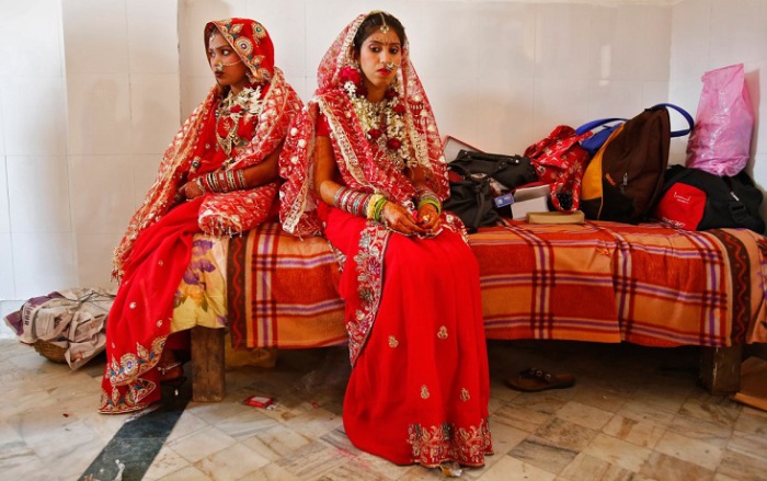 Индийские невесты выбирают традиционный наряд лехенга-чоли чаще всего красного цвета и дополняют его шестнадцатью украшениями с головы до пят по канонам Солах Шрингар.