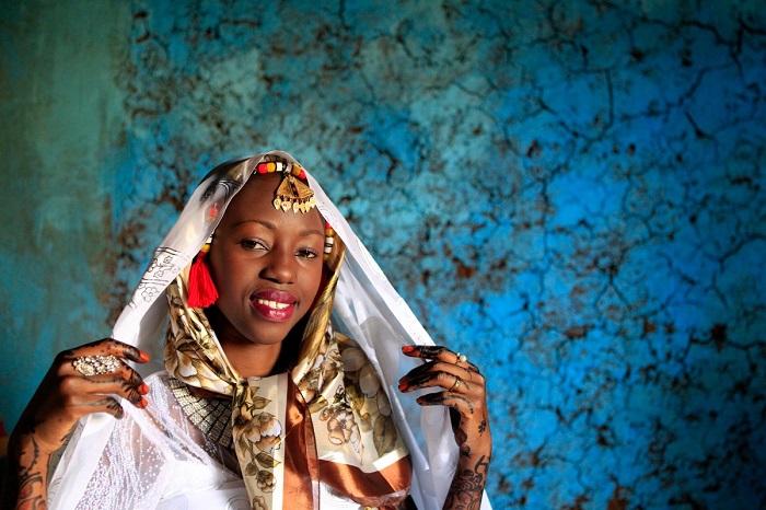 В Нубии голову невесты покрывают платком и белой фатой, а лицо прячут за прозрачной вуалью.