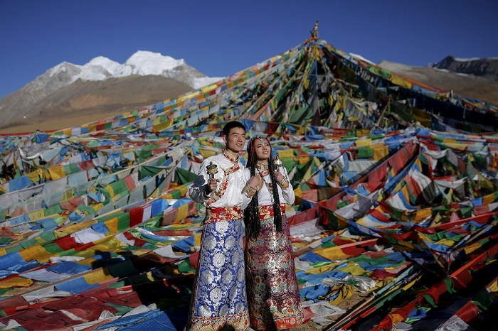 Накануне тибетской свадьбы жених приносит невесте свадебное платье и украшения. В наряде может быть головной убор, серебряные монеты для украшения кос или амулет с небольшой металлической статуей Будды.