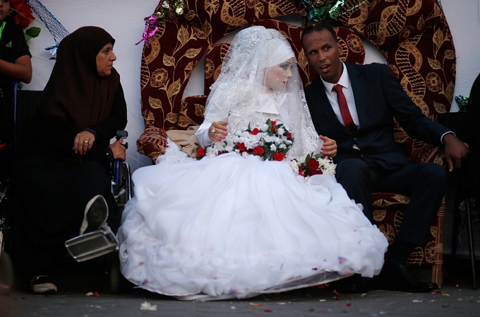 Для официальной церемонии палестинская невеста надевает пышное белое одеяние, но у неё обязательно должно быть платье, которое вручную вышила мать новобрачной специально для свадьбы.