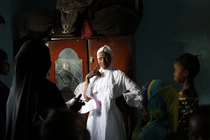 В Мали одеяние невесты кафтан совпадает по цвету с дашики, костюмом жениха. Молодые чаще всего выбирает белый цвет, но иногда встречаются наряды лавандового или фиолетового оттенка.