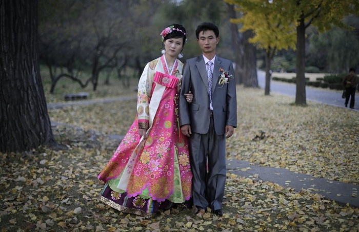 Корейские невесты носят традиционный костюм ханбок. Он состоит из блузы с длинными рукавами и юбки с завышенной талией из хлопка или шёлка.