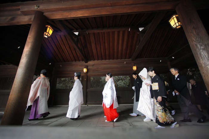 Японские невесты наряжаются в белоснежное кимоно и надевают специальный шёлковый головной убор tsunokakushi.