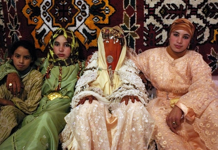 Невеста из Марокко трижды меняет наряд на свадьбе. На приёме появляется в белом кафтане или платье. Её одежда отражает признаки региона, из которого она родом.