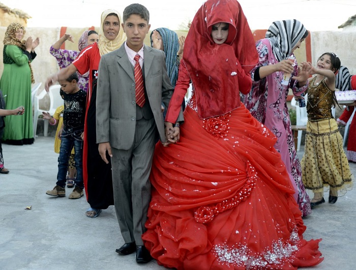 Традиционные иракские невесты устанавливают рекорд по количеству переодеваний. Каждое из семи платьев разного цвета радуги. Красный символизирует любовь и романтику.