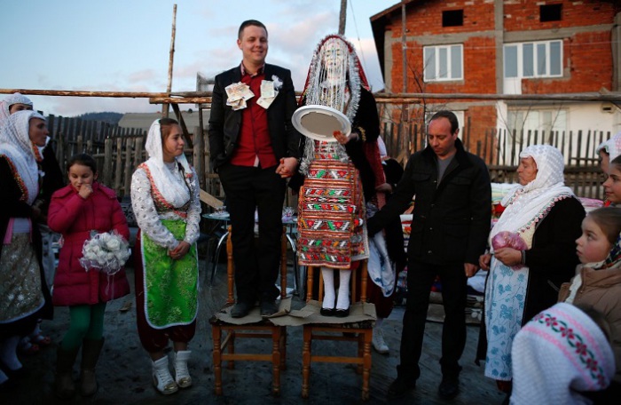 На свадьбе в Болгарии, ближайшие родственницы невесты окрашивают ей лицо в белый цвет и украшают стразами, а потом прикрывают его серебристыми нитями.