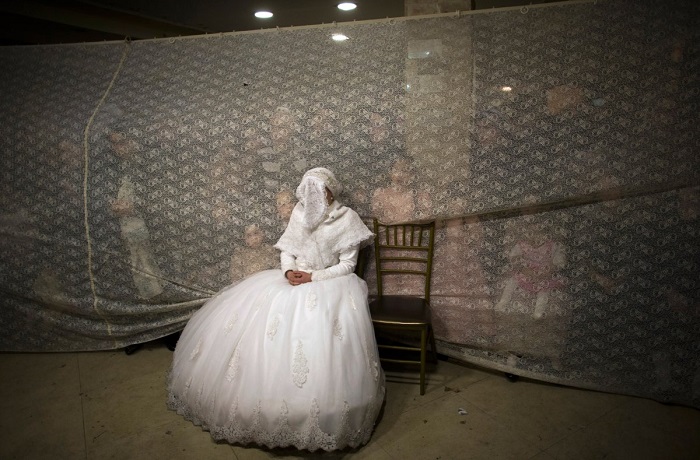 Ультраортодоксальные еврейки-невесты из скромности наряжаются в длинные платья, которые скрывают всё, кроме лица и кистей рук.