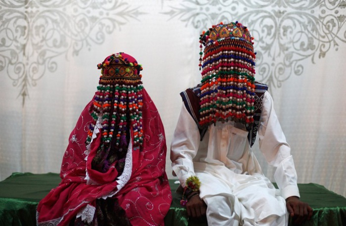 Пакистанские невесты для церемонии выбирают наряды глубокого красного, розового и фиолетового цвета.
