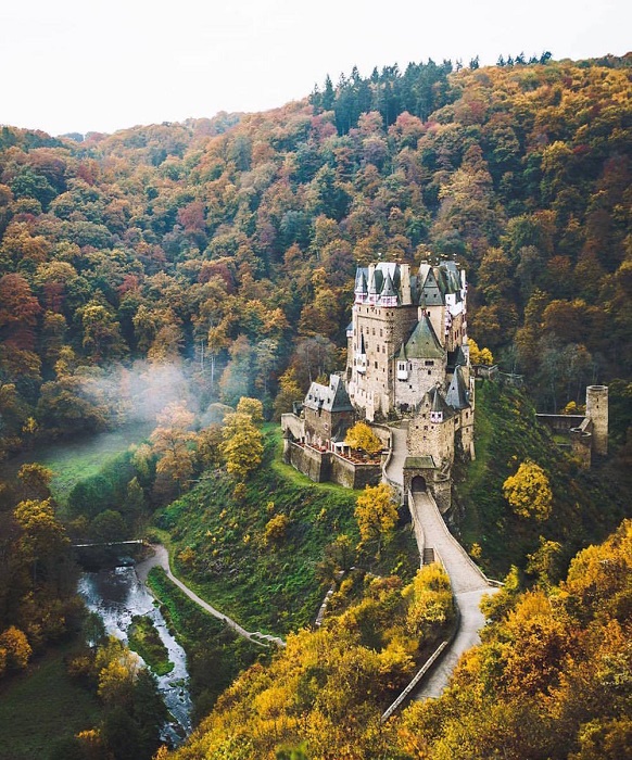 Один из самых известных и красивых замков Германии, расположен в пышном лесу близ Кобленца.