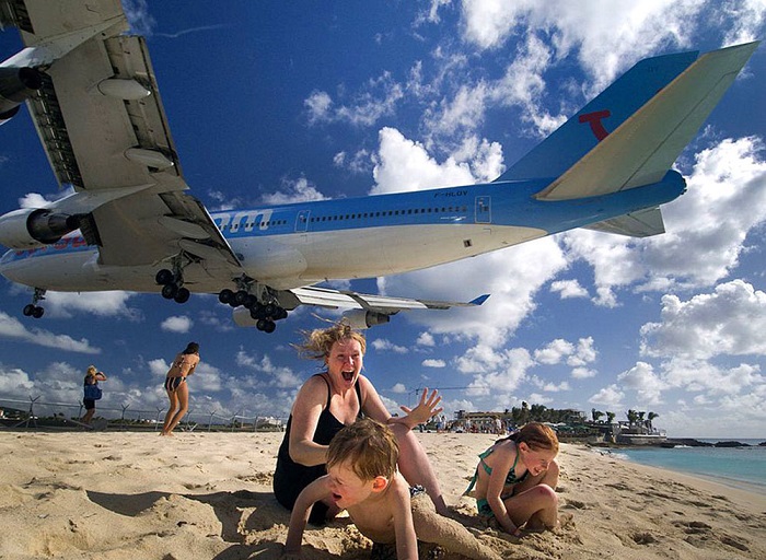 Международный аэропорт Принцессы Юлианы на Сан-Мартене находится всего в двух шагах от пляжа, так что самолеты заходят на посадку на малой высоте над толпами загорающих туристов.